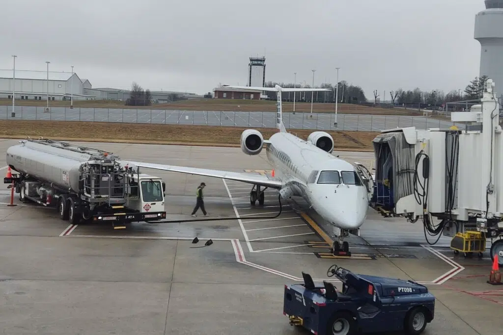 L’arrivée de la nouvelle usine de Greensboro près du Piedmont Triad International Airport pourrait bien transformer ce discret aéroport régional de Caroline du Nord en futur hub américain. Crédit : NS777 – Wikimedia Commons