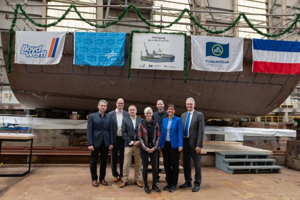 Des représentants de DLR, Lloyd Werft, FSG Shipyard et Lloyd's Register lors de la pose de la quille du MODULARISDe gauche à droite : Manuel Ortuño, Lloyd's Register ; Frank Mallon, directeur général du chantier naval FSG ; Thorsten Rönner, directeur général de Lloyd Werft Bremerhaven ; Anke Kaysser-Pyzalla, présidente du directoire du DLR ; Sören Ehlers, directeur de l'Institut des technologies maritimes et des systèmes de propulsion du DLR ; Meike Jipp, membre du directoire de la division Énergie et Transports du DLR ; Karsten Lemmer, membre du directoire du DLR responsable de l'innovation, du transfert et des infrastructures de recherche. Crédit : DLR (CC BY-NC-ND 3.0)