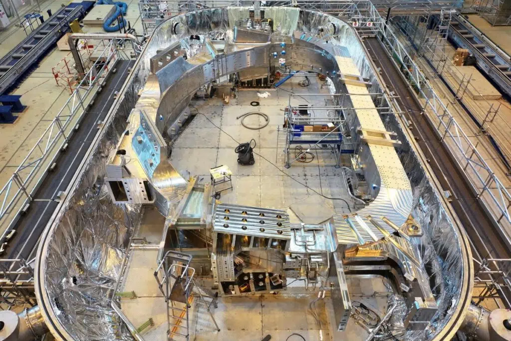 La première bobine de champ toroïdal soumise aux essais, baptisée TF07, apparaît ici installée dans le cryostat de 800 m³, quelques instants avant la fermeture définitive du couvercle. Depuis, cette gigantesque pièce supraconductrice a été refroidie avec succès jusqu’à sa température de fonctionnement de 4 kelvins, soit -269 °C. Les essais sous très forte intensité électrique vont désormais pouvoir commencer.