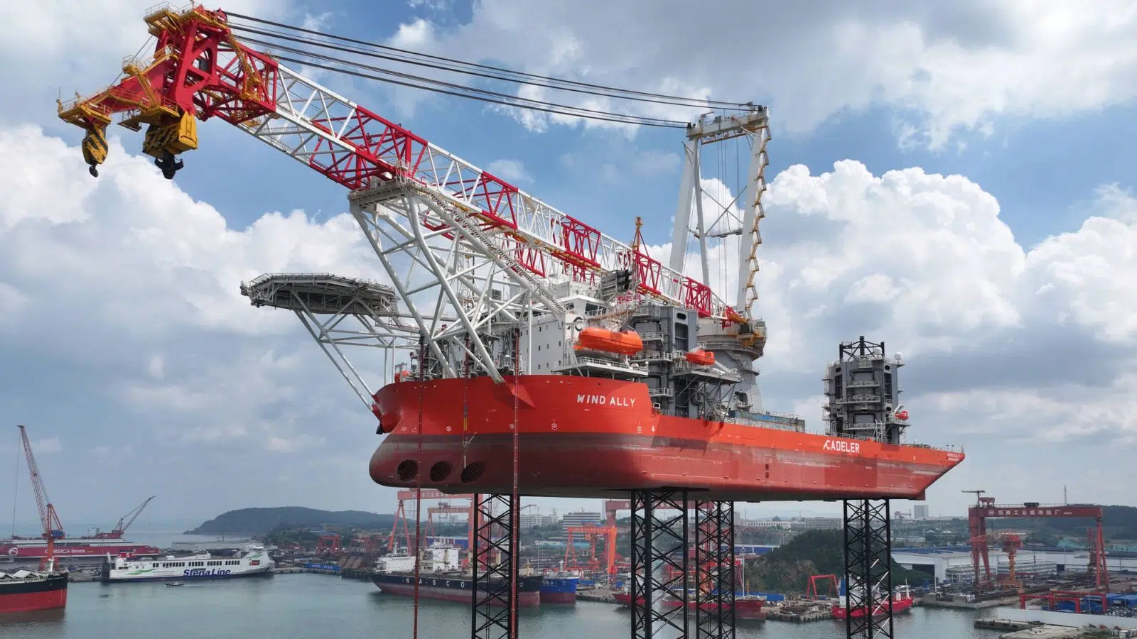 Cette « grue des mers » vient de réussir l'exploit de planter un pieu de 1 640 tonnes qui en appellera de nombreux autres sur le champ d'éoliennes offshore Hornsea 3