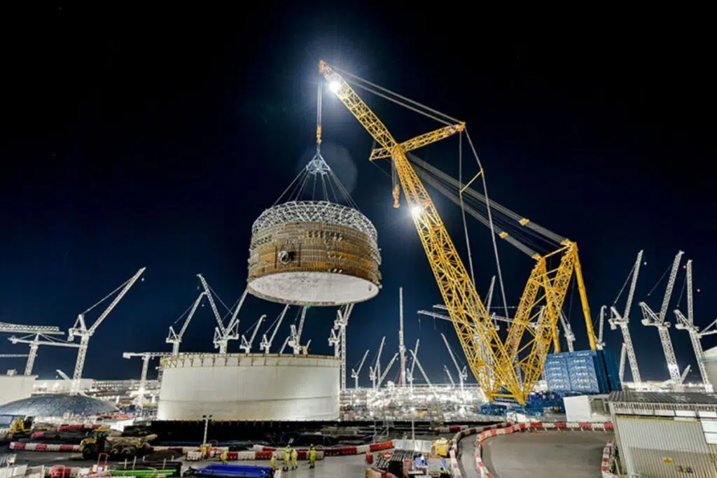Big Carl en 2021 levant une bande d'acier de 382 tonnes qui recouvrira l'un des réacteurs de Hinkley Point C - crédit : Sarens