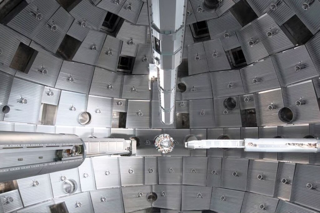Le Laser Mégajoule (LMJ), installé au Barp en Gironde, est l’un des lasers les plus puissants du monde. Conçu par le Commissariat à l'énergie atomique et aux énergies alternatives (CEA), il utilise jusqu’à 176 faisceaux convergeant vers une cible de quelques millimètres afin de recréer, durant quelques milliardièmes de seconde, les conditions extrêmes régnant au cœur des étoiles ou lors d’une explosion nucléaire. Au-delà de son rôle dans la dissuasion nucléaire française, le LMJ contribue également à la recherche sur la fusion nucléaire, l’astrophysique et la physique des matériaux soumis à des pressions et températures extrêmes. ð· Crédit : CEA – Laser Mégajoule (LMJ), Le Barp (Gironde).
