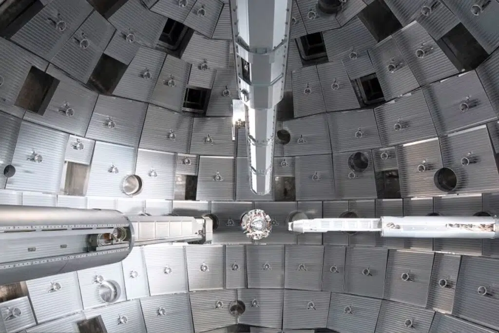Le Laser Mégajoule (LMJ), installé au Barp en Gironde, est l’un des lasers les plus puissants du monde. Conçu par le Commissariat à l'énergie atomique et aux énergies alternatives (CEA), il utilise jusqu’à 176 faisceaux convergeant vers une cible de quelques millimètres afin de recréer, durant quelques milliardièmes de seconde, les conditions extrêmes régnant au cœur des étoiles ou lors d’une explosion nucléaire. Au-delà de son rôle dans la dissuasion nucléaire française, le LMJ contribue également à la recherche sur la fusion nucléaire, l’astrophysique et la physique des matériaux soumis à des pressions et températures extrêmes. ð· Crédit : CEA – Laser Mégajoule (LMJ), Le Barp (Gironde).