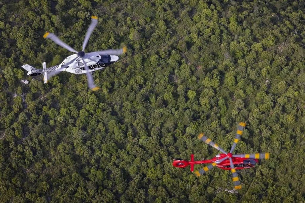 Un H160 (à gauche) et un H145 (à droite) vus de dessus.