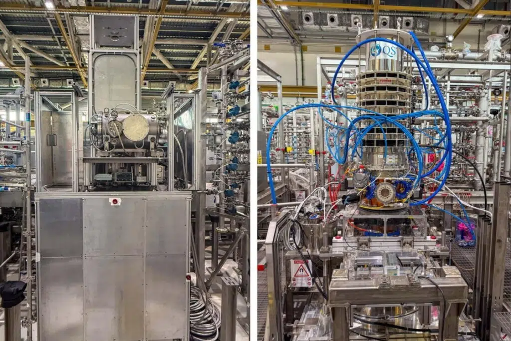 À gauche, un gyrotron russe et à droite un gyrotron japonais. Bien que leur conception soit différente, ils répondent tous deux aux exigences d'ITER en matière de puissance élevée, de fréquence élevée et d'impulsions longues - crédit : ITER