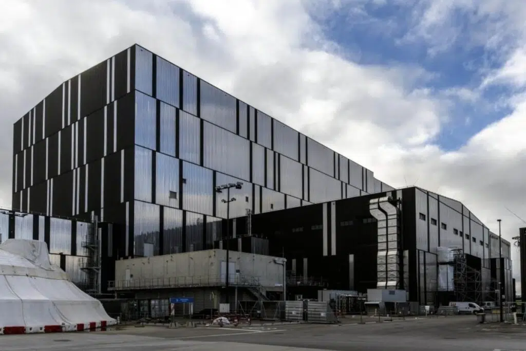 Le bâtiment de chauffage par radiofréquence abritera les alimentations électriques, les gyrotrons générateurs d'ondes et le début des lignes de transmission pour le chauffage par résonance cyclotronique électronique (ECRH) - crédit : ITER