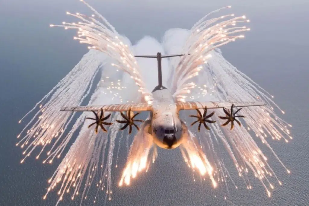 La variante « Mothership » de l'A400M sera capable de larguer 12 missiles de croisière Taurus KEPD 350 ou 50 drones légers depuis la soute, sur palettes éjectables par la rampe arrière avec parachute de stabilisation.
