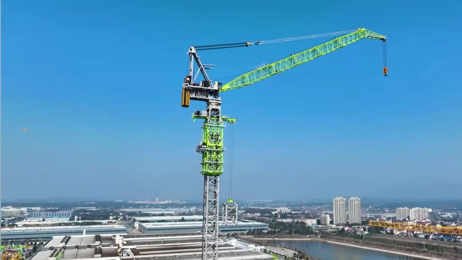 Avec ce nouveau colosse de 241 mètres de haut la Chine bat en un an son précédent record de la plus grande grue du monde Avec ce nouveau colosse de 241 mètres de haut la Chine bat en un an son précédent record de la plus grande grue du monde