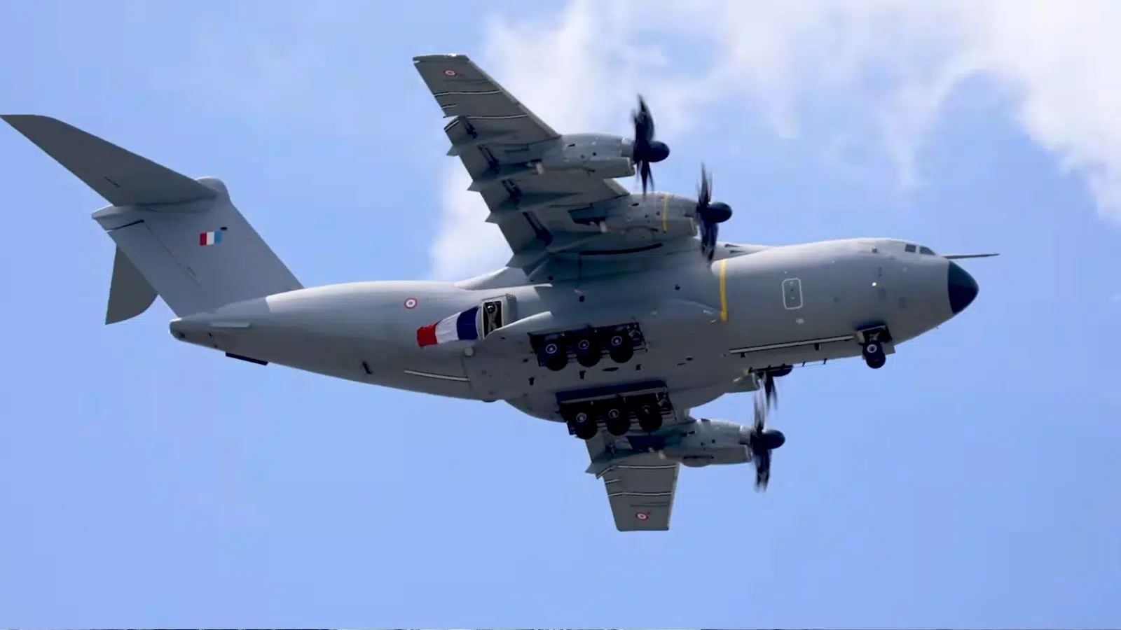 La France tenait déjà le meilleur avion de transport de la planète avec l'A400M et son rôle va encore évoluer pour devenir un véritable « couteau suisse du ciel » La France tenait déjà le meilleur avion de transport de la planète avec l'A400M et son rôle va encore évoluer pour devenir un véritable « couteau suisse du ciel »