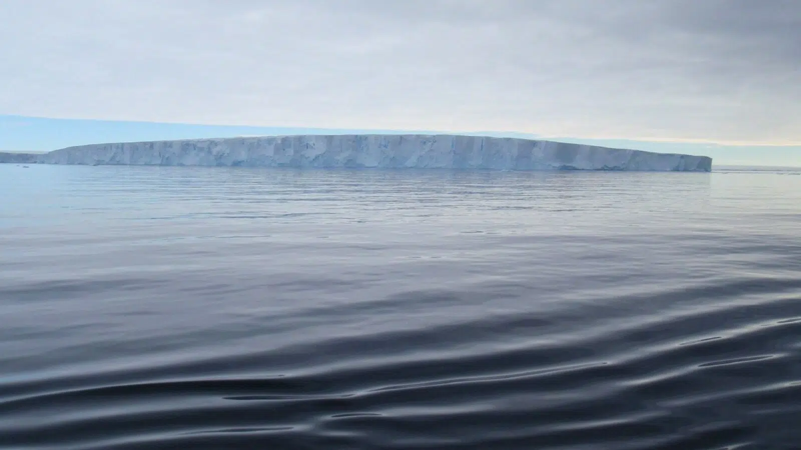 Ces deux colosses pourraient ensevelir la France entière sous 1,5 km de glace et on vient d'avoir la preuve que l'activité humaine accélère leur fonte Ces deux colosses pourraient ensevelir la France entière sous 1,5 km de glace et on vient d'avoir la preuve que l'activité humaine accélère leur fonte