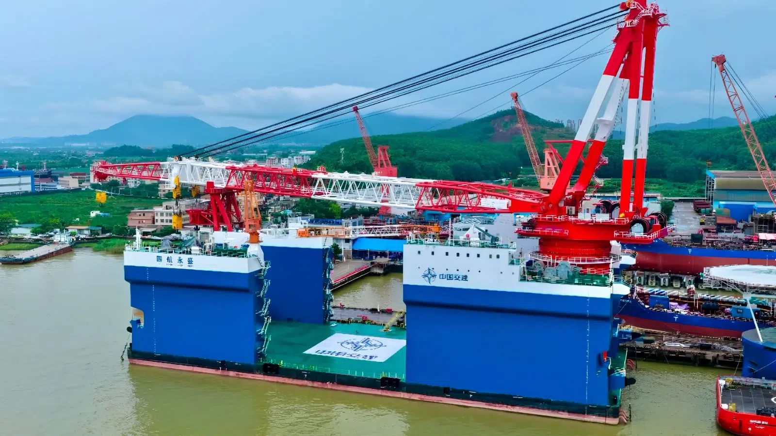 Ce nouveau colosse flottant chinois haut de 149 mètres inquiète l'Europe qui y voit le symbole d'une montée en force de l'Empire du Milieu dans la construction navale Ce nouveau colosse flottant chinois haut de 149 mètres inquiète l'Europe qui y voit le symbole d'une montée en force de l'Empire du Milieu dans la construction navale