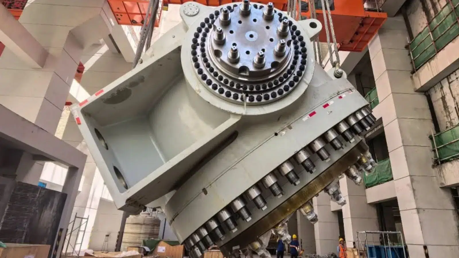 Ce record Suisse de 28 ans va bientôt être battu par la Chine grâce notamment à ce monstre de 300 tonnes bientôt adossée à sa turbine Pelton de 500 MW Ce record Suisse de 28 ans va bientôt être battu par la Chine grâce notamment à ce monstre de 300 tonnes bientôt adossée à sa turbine Pelton de 500 MW