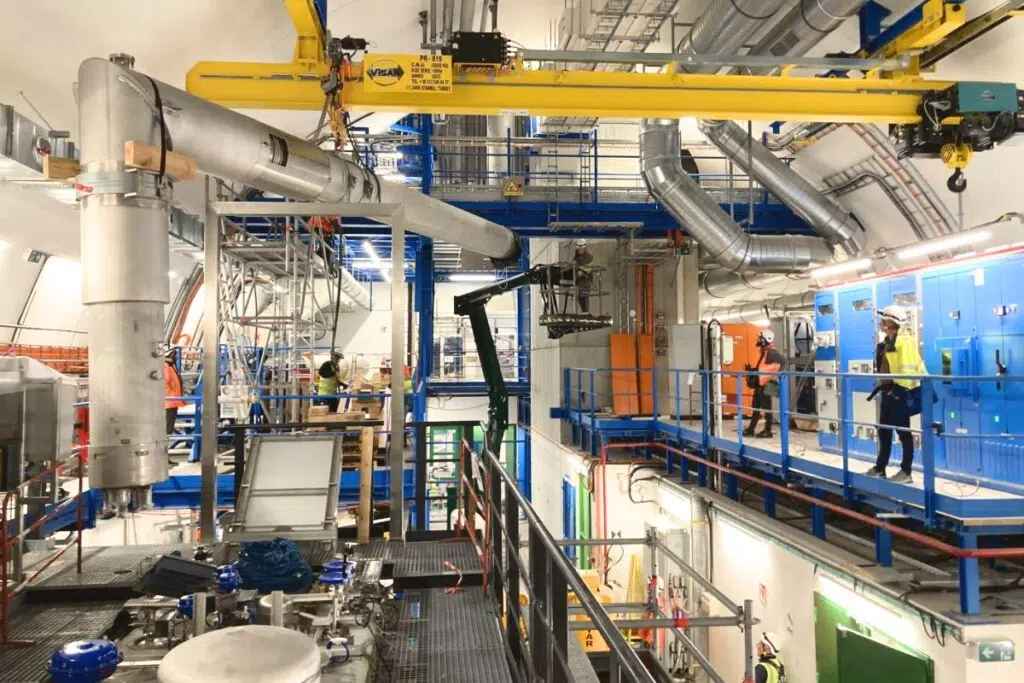 Le LHC est actuellement à l'arrêt. Les équipes vont démanteler 1,2 kilomètre de l'accélérateur afin d'installer les nouveaux équipements HiLumi. Ces derniers seront connectés aux équipements installés dans les nouvelles galeries HiLumi, notamment la nouvelle ligne cryogénique, dont des sections ont été livrées au printemps dernier (Image : CERN).