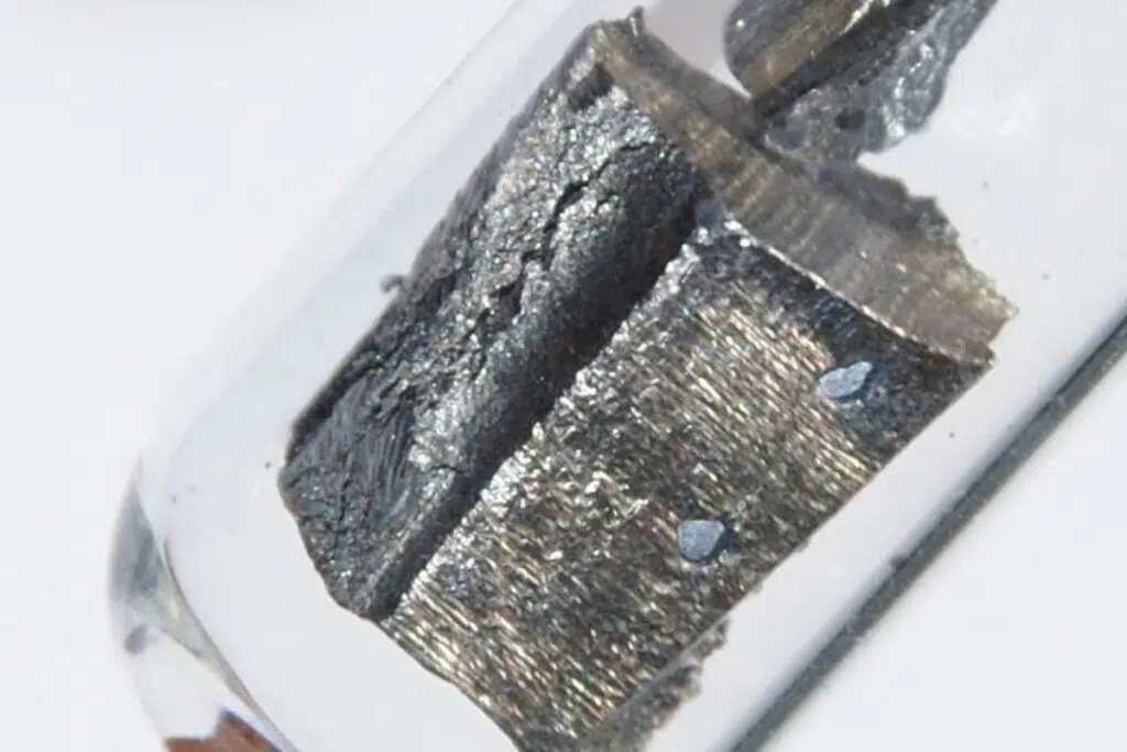 La plupart des aimants au néodyme possèdent une fine couche de nickel-cuivre-nickel afin de les protéger contre la corrosion - crédit : images-of-elements.com