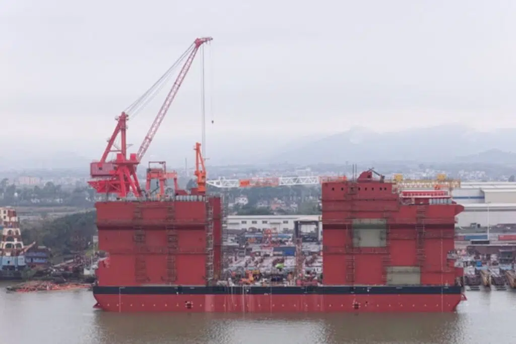 Baptisé Sihang Yongsheng (四航永盛), ce géant flottant est le plus puissant navire-grue semi-submersible chinois en capacité de levage.