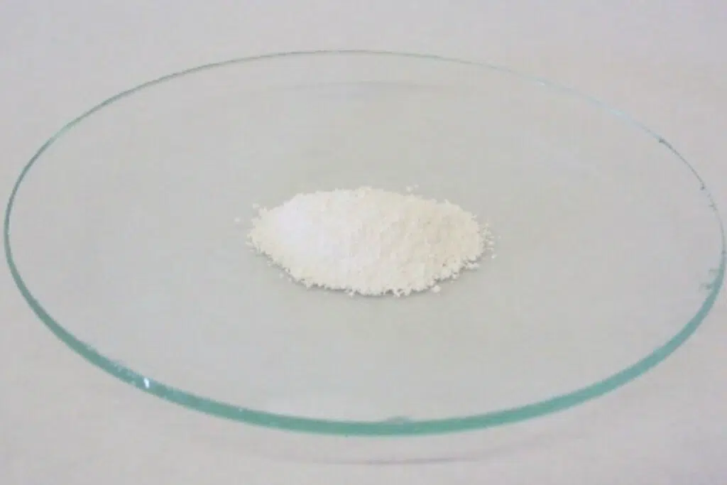 L'hydroxyde de magnésium se présente sous la forme d'une poudre blanche.