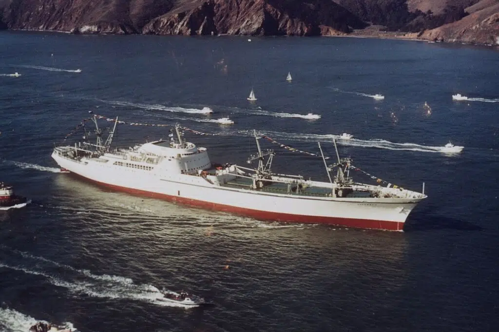 Le NS Savannah (navire nucléaire) , premier cargo nucléaire commercial, en route pour l'Exposition universelle de Seattle. Photo reproduite avec l'aimable autorisation des Archives nationales et de l'Administration des documents.