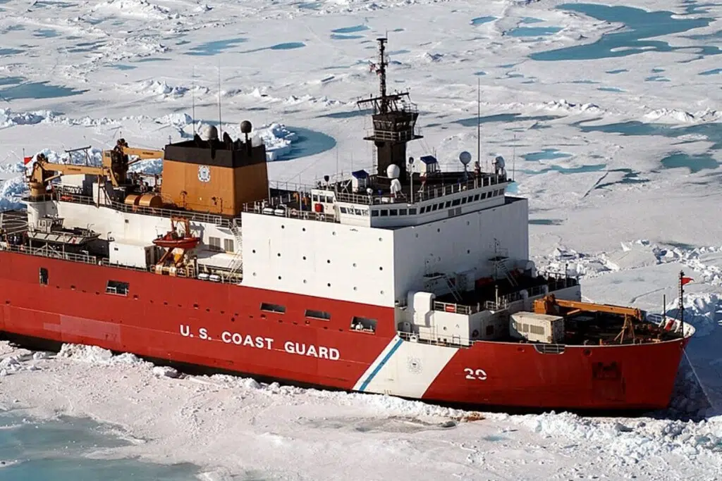 Le USCGC Healy (WAGB-20) au nord de l'Alaska.