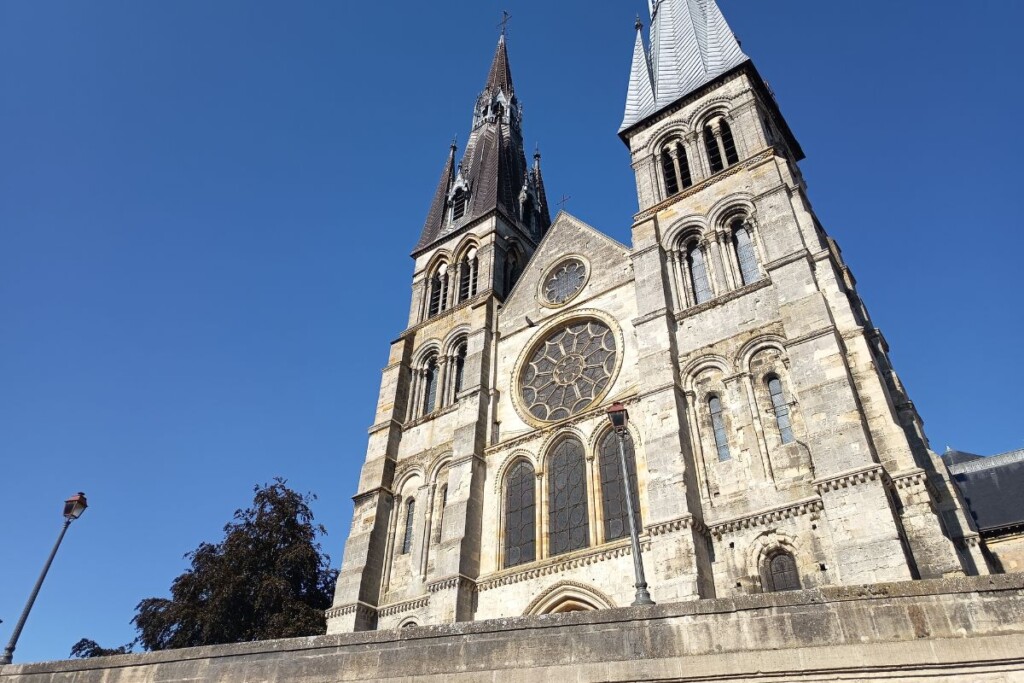 Notre-Dame-en-Vaux depuis le canal du Mau - crédit : Media24.fr