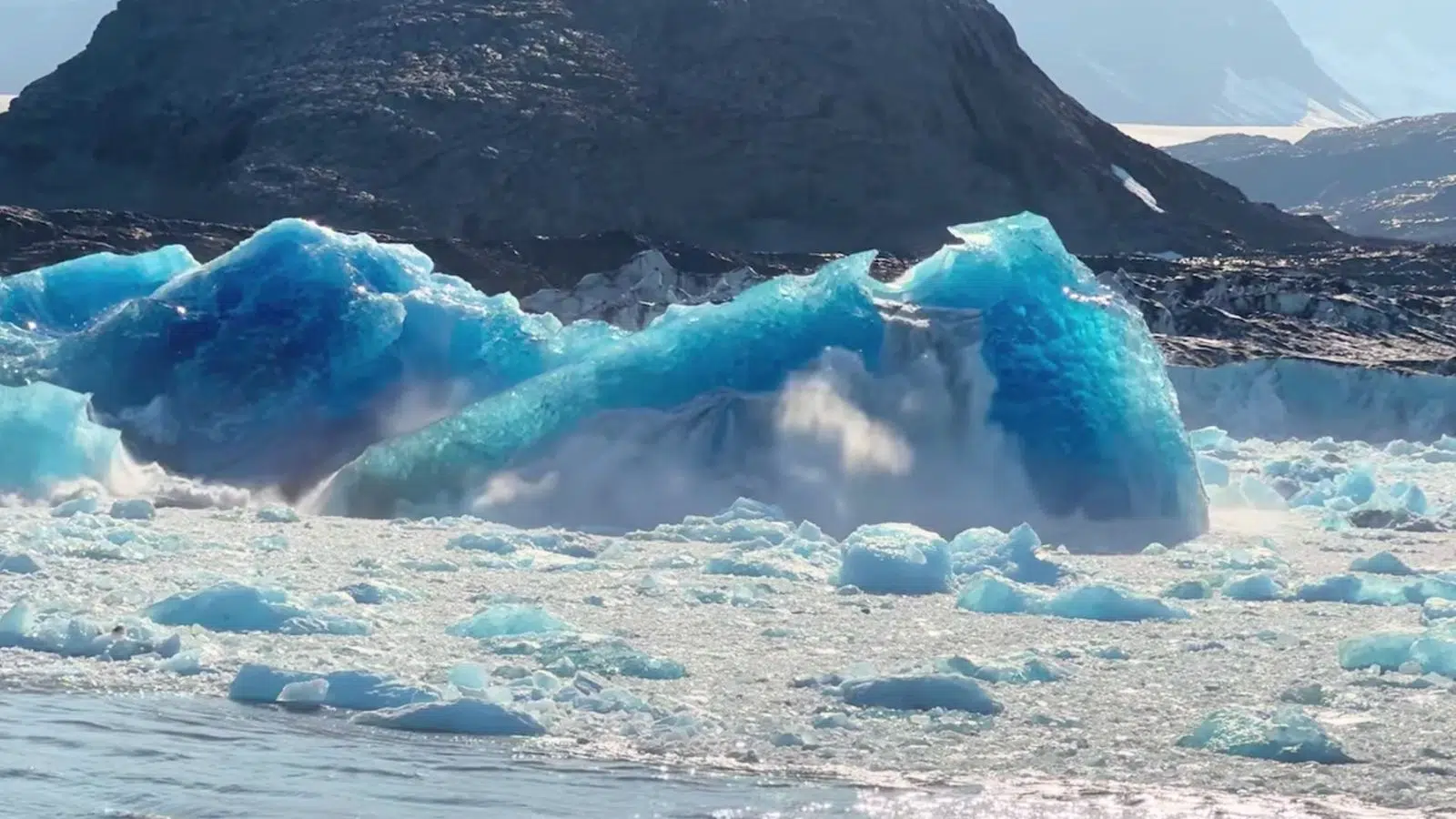 La chute spectaculaire de ce colosse de 18 millions de tonnes a estomaqué les scientifiques britanniques présents sur le RRS Sir David Attenborough La chute spectaculaire de ce colosse de 18 millions de tonnes a estomaqué les scientifiques britanniques présents sur le RRS Sir David Attenborough