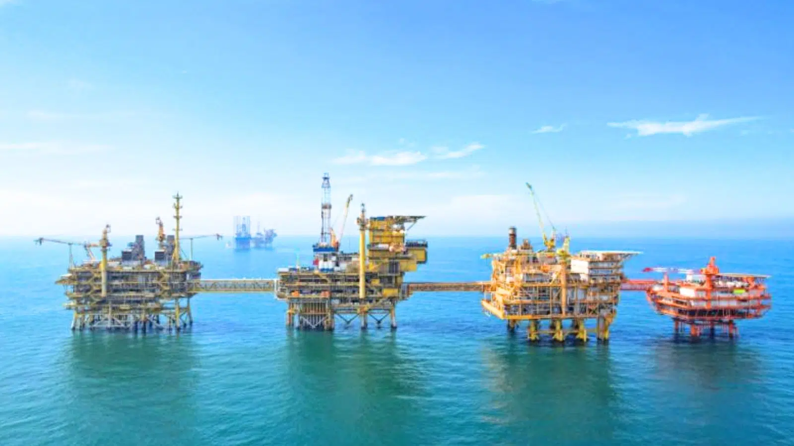 Malgré les sanctions économiques, Chinois et Américains continuent de travailler sur ce projet vital pour Pékin : le méga-champ pétrolier de Penglai Malgré les sanctions économiques, Chinois et Américains continuent de travailler sur ce projet vital pour Pékin : le méga-champ pétrolier de Penglai