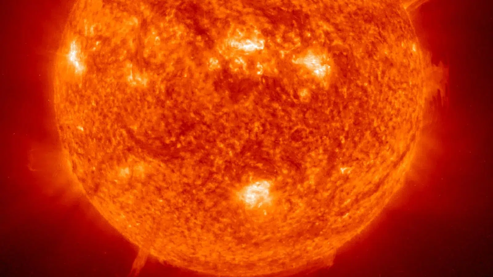 Jamais le soleil n'avait encore été photographié d'aussi prêt et ces tourbillons pourraient bien être la clé d'un vieux mystère sur la chaleur de notre étoile Jamais le soleil n'avait encore été photographié d'aussi prêt et ces tourbillons pourraient bien être la clé d'un vieux mystère sur la chaleur de notre étoile
