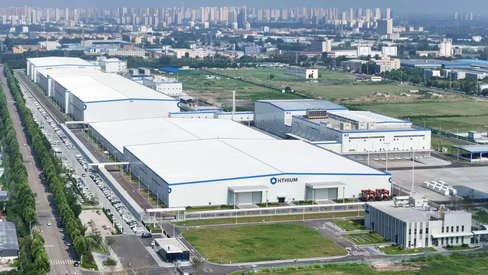 La Chine dévoile cette méga-usine à 1,4 milliards d'euros unique au monde et qui n'aura qu'un seul but : produire des batteries géantes La Chine dévoile cette méga-usine à 1,4 milliards d'euros unique au monde et qui n'aura qu'un seul but : produire des batteries géantes