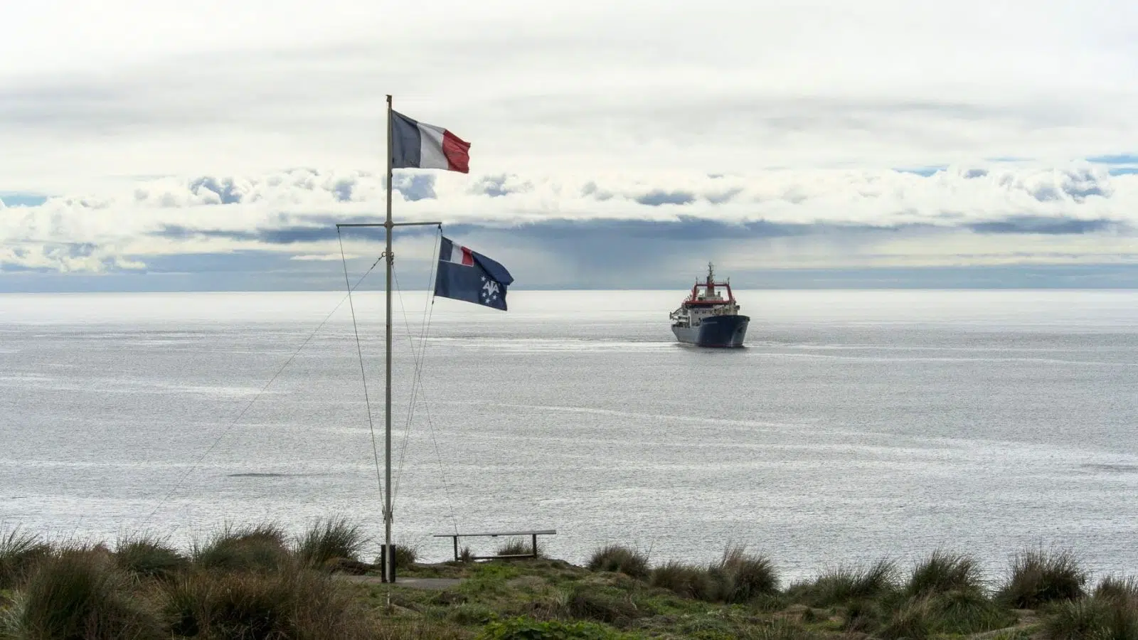 Pour la première fois dans le monde, des chercheurs français ont surpris un événement rarissime : une déchirure du plancher océanique Pour la première fois dans le monde, des chercheurs français ont surpris un événement rarissime : une déchirure du plancher océanique