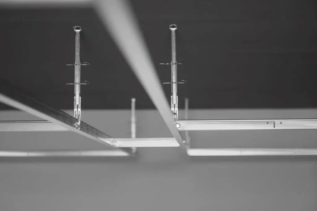 Les systèmes Ecophon Connect™, développés par Saint-Gobain Ecophon, constituent l'ossature des plafonds acoustiques de la marque. Composés de rails, profils et accessoires, ils sont conçus pour faciliter l'installation tout en garantissant des structures robustes, sûres et adaptables à de nombreux environnements professionnels où le confort acoustique est une priorité.Crédit : Saint-Gobain Ecophon.