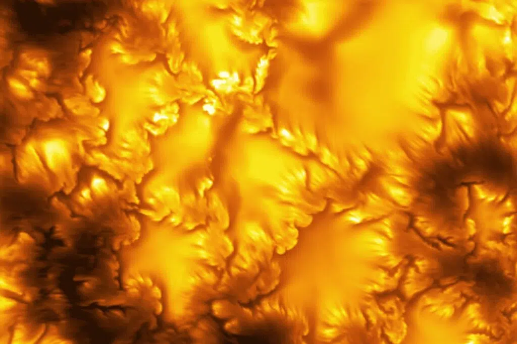 La photo des tourbillons solaires a été prise par le télescope solaire Daniel K. Inouye, basé à Hawaï. (Crédit : NSF/NSO/AURA/MPS)
