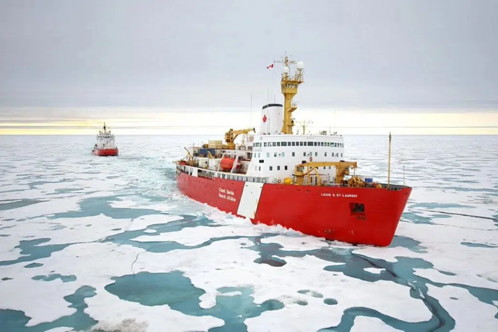 Le brise-glace lourd NGCC Louis S. St-Laurent de la Garde côtière canadienne - crédit : Garde côtière canadienne