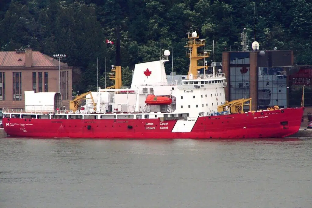 Le NGCC Des Groseilliers est un brise-glace de la Garde côtière canadienne de classe Polar 3 - crédit : Miguel Tremblay