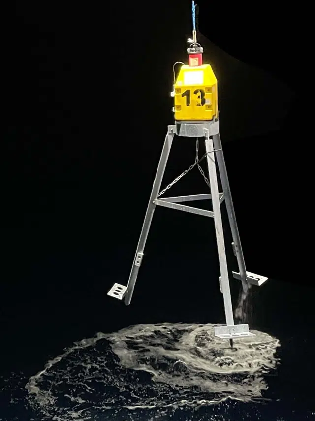 Déploiement d’une balise acoustique sur son trépied de 3.50m.©Jean-Yves Royer