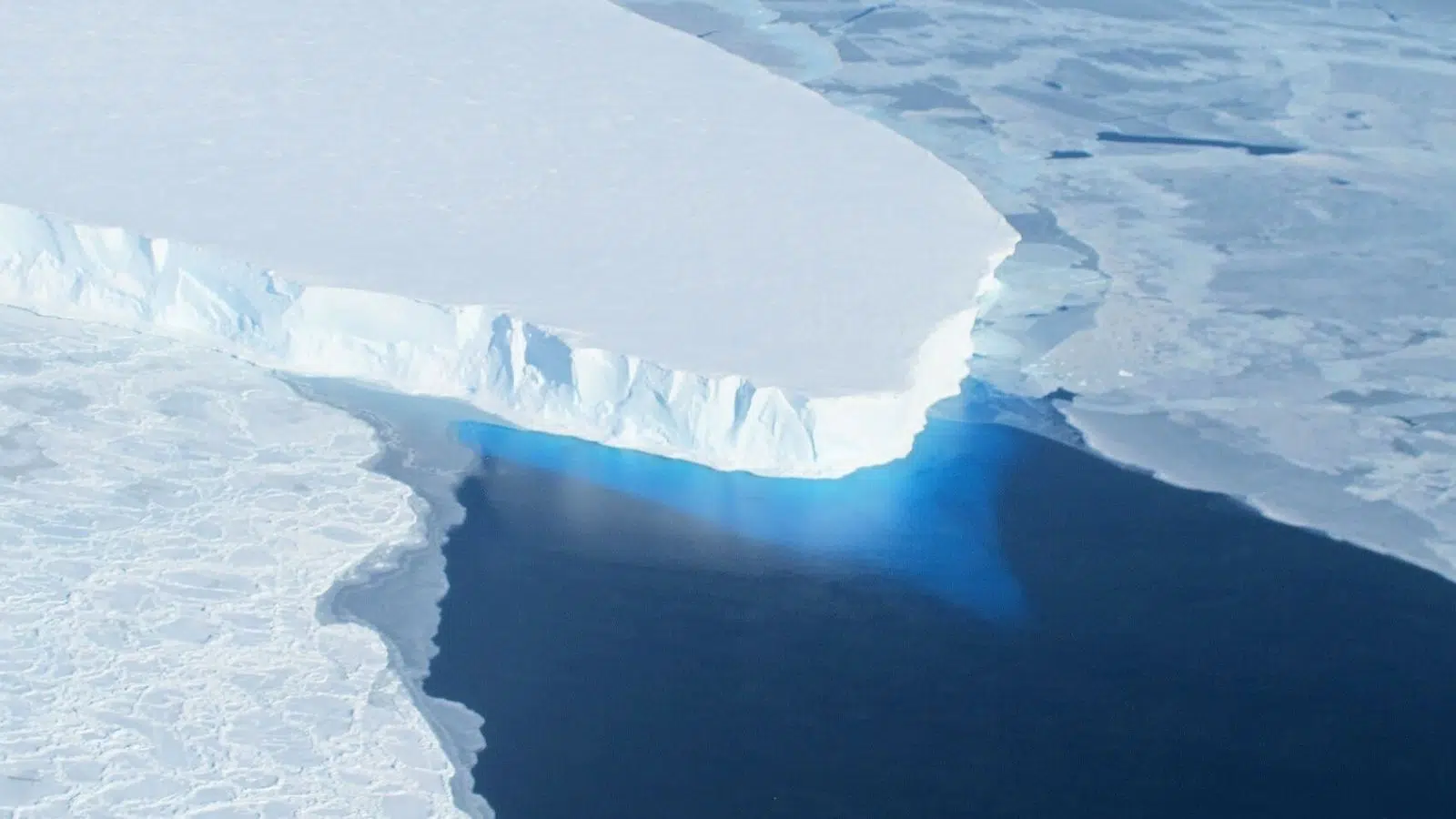 Grand comme 30% de la France, ce colosse surnommé « glacier de l'apocalypse » cachait un phénomène qui intéresse les scientifiques : des séismes glaciaires