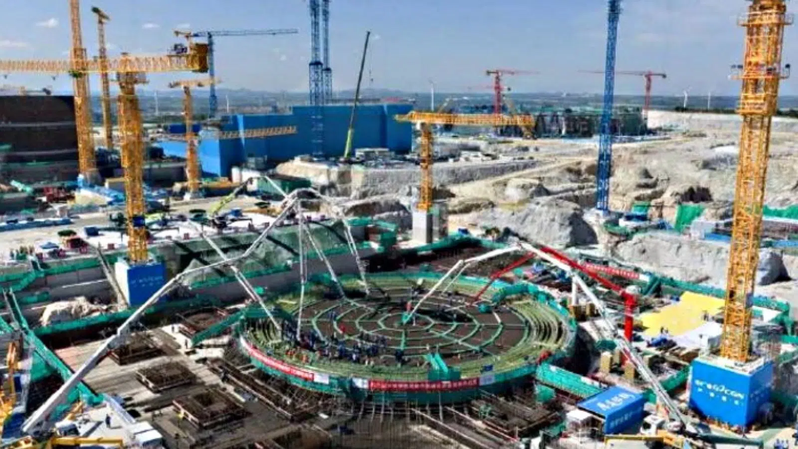 La Chine va couler l'équivalent de deux fois le poids de la tour Eiffel en béton pour construire son dernier bijou technologique : le réacteur 2 de la centrale de Zhaoyuan La Chine va couler l'équivalent de deux fois le poids de la tour Eiffel en béton pour construire son dernier bijou technologique : le réacteur 2 de la centrale de Zhaoyuan