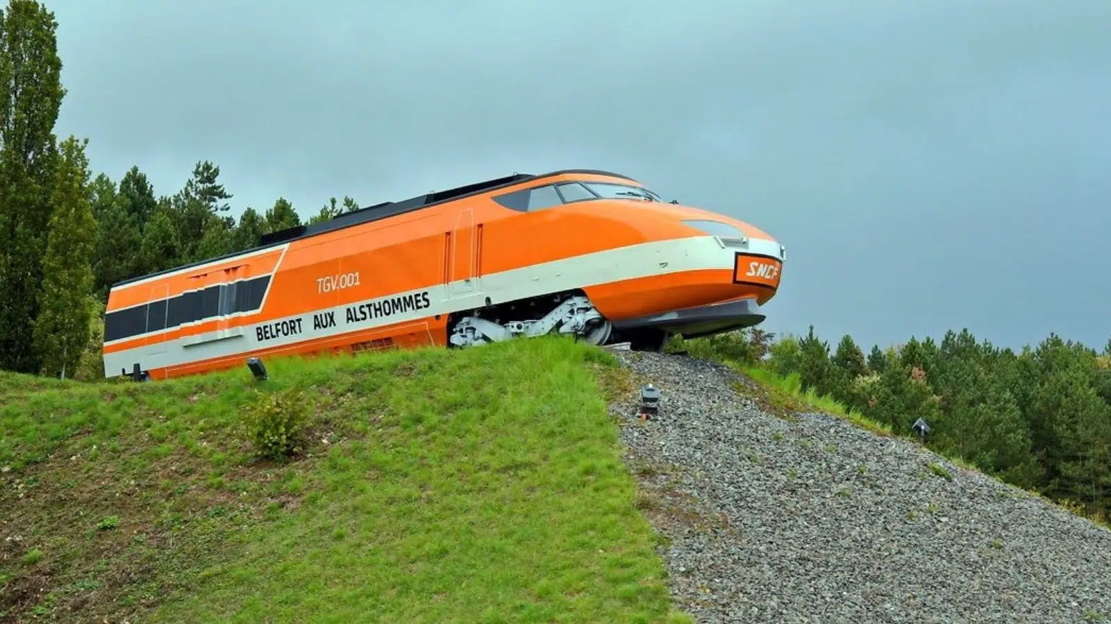 La France détient depuis 54 ans un record de vitesse grâce à cet ancêtre de notre TGV moderne qui a malheureusement connu une triste fin : le TGV 001 La France détient depuis 54 ans un record de vitesse grâce à cet ancêtre de notre TGV moderne qui a malheureusement connu une triste fin : le TGV 001