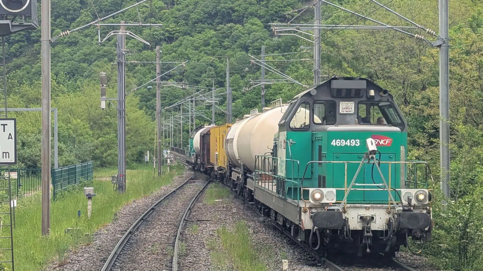 La SNCF veut donner un souffle de jeunesse sur ses « forçats de la nuit » avec un appel d'offres qui pourrait atteindre un milliard d'euros pour 150 locomotives La SNCF veut donner un souffle de jeunesse sur ses « forçats de la nuit » avec un appel d'offres qui pourrait atteindre un milliard d'euros pour 150 locomotives