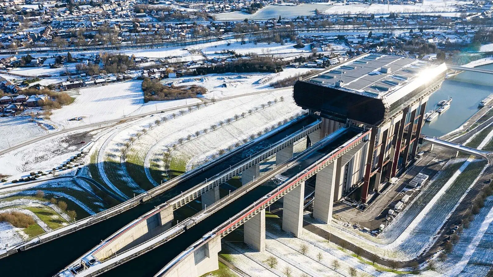 La Belgique a détenu pendant 14 ans un record du monde avec ce colosse de 117 mètres de haut : l'ascenseur funiculaire de Strépy-Thieu