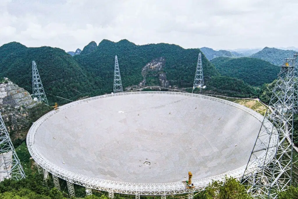 Le radiotélescope FAST est situé dans la province du Guizhou, en Chine - crédit : SCJiang