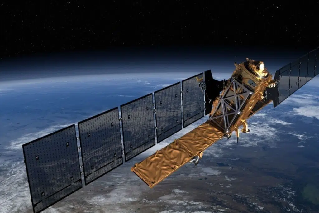La mission Sentinel-1 comprend une constellation de deux satellites en orbite polaire, fonctionnant de jour comme de nuit. Ces satellites utilisent l'imagerie radar à synthèse d'ouverture en bande C, ce qui leur permet de capturer des images dans toutes les conditions météorologiques.