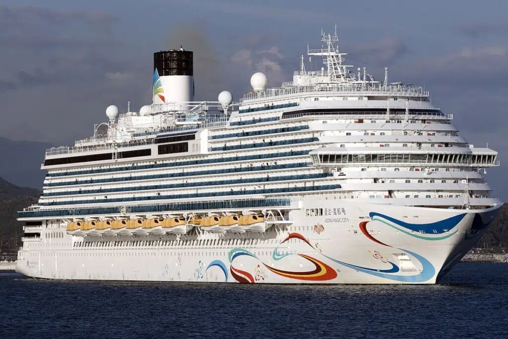 Avec un tonnage brut de 136 201 tonnes pour 323,6 mètres de long, le Adora Magic City est le plus grand navire de croisière construit en Chine en 2025.