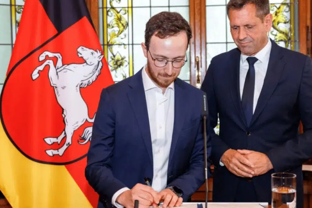 Le Dr Francesco Sciortino, cofondateur et CEO de Proxima Fusion, aux côtés de Falko Mohrs, ministre de la Science et de la Culture de Basse-Saxe. Proxima Fusion et le Land allemand veulent développer la première usine européenne de production à grande échelle de rubans supraconducteurs HTS destinés notamment à la fusion nucléaire, avec environ 140 millions d’euros d’investissements prévus pour les deux premières phases du projet.