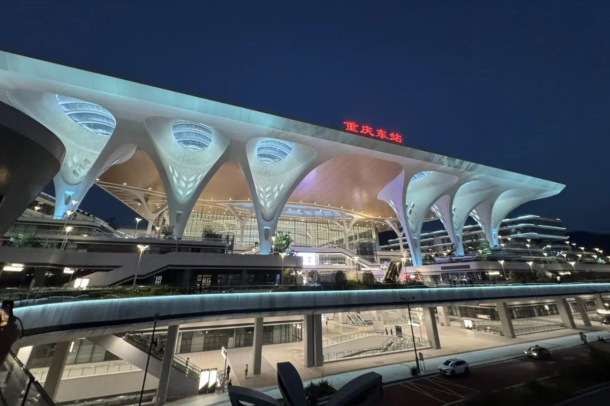 La plus grande gare du monde fait 10 fois la superficie de la gare du Nord et a été construite en seulement 38 mois : Chongqing-Est La plus grande gare du monde fait 10 fois la superficie de la gare du Nord et a été construite en seulement 38 mois : Chongqing-Est
