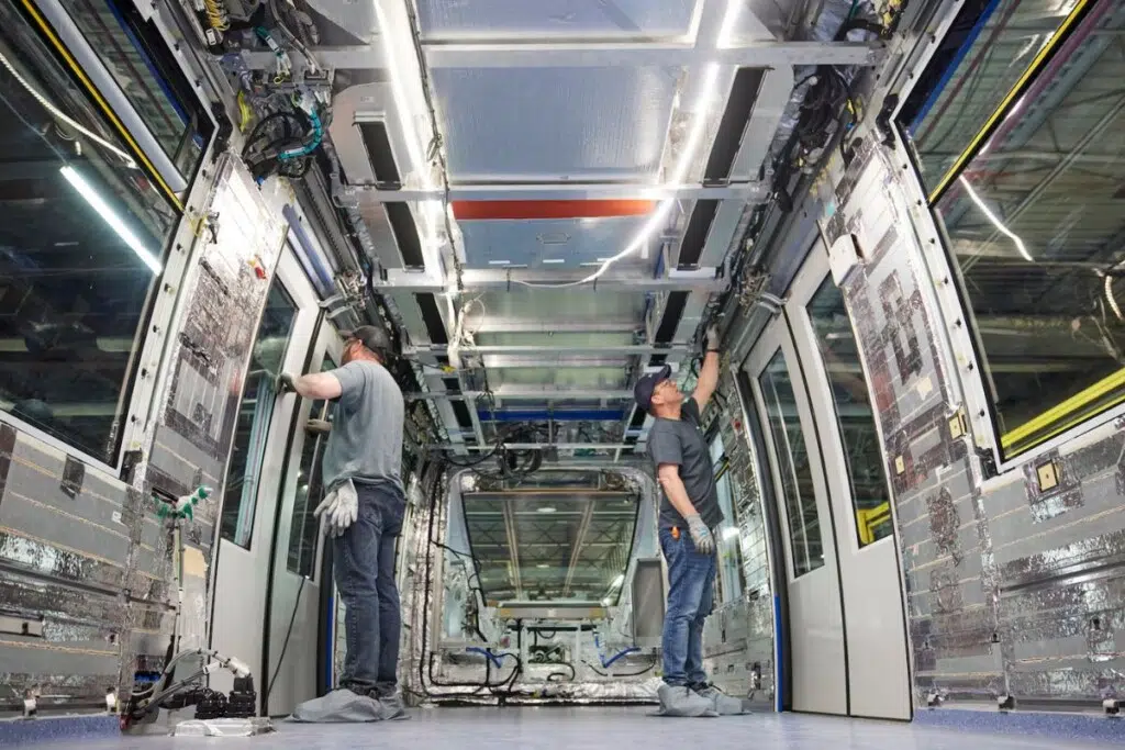 Les chercheurs des trois universités étudieront plusieurs aspects de la fabrication ferroviaire, avec des travaux qui seront ensuite mis à l’épreuve sur le site Alstom de La Pocatière. (Christian Fleury/Alstom Canada)