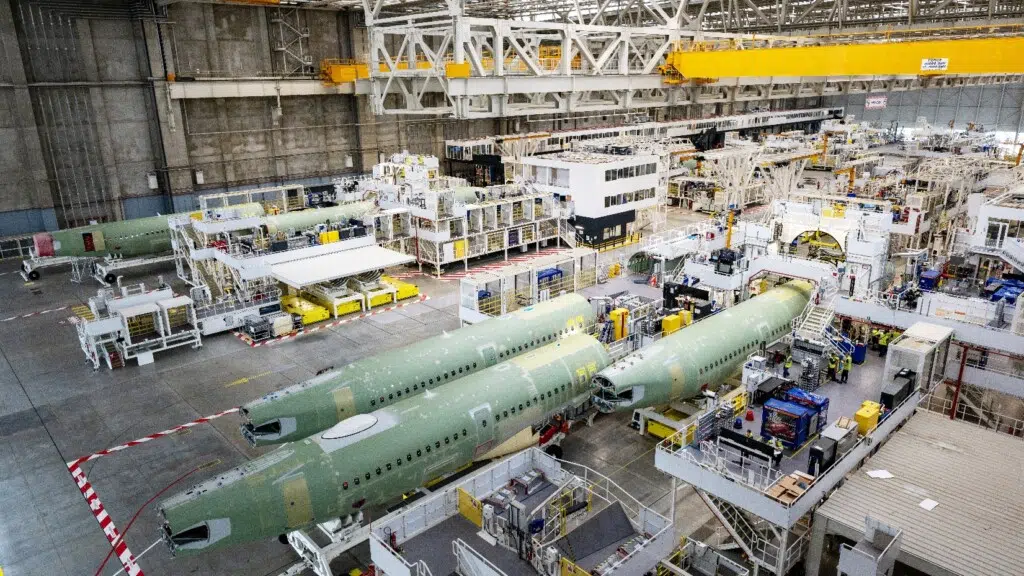 Chaîne d'assemblage final de la famille A320 sur le site Jean-Luc Lagardère à Toulouse - crédit : Airbus