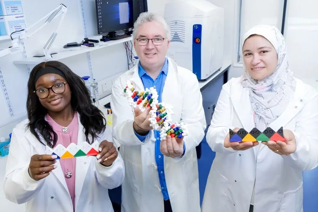 Sur la photo figurent trois membres de l'équipe de recherche en informatique ADN de l'Université du Missouri (MU), composée de cinq personnes : Janet Adio, étudiante en recherche, ainsi que le professeur Damien Woods et le docteur Abeer Eshra de l'Institut Hamilton.