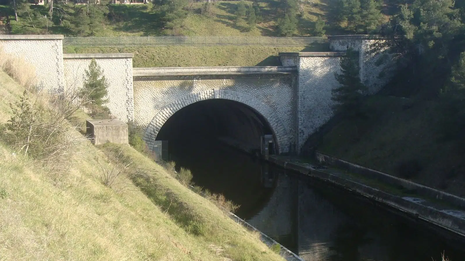Depuis 99 ans, la France détient le record du plus grand tunnel-canal jamais construit avec 7 120 mètres et il pourrait rouvrir en 2030 : le tunnel du Rove Depuis 99 ans, la France détient le record du plus grand tunnel-canal jamais construit avec 7 120 mètres et il pourrait rouvrir en 2030 : le tunnel du Rove