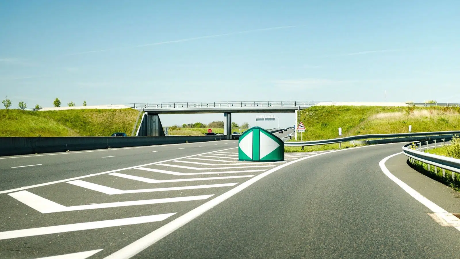 La France entreprend une politique de grands travaux comme elle n’en a pas eu depuis longtemps pour doubler son parc d'aires d’autoroute avec bornes de recharge