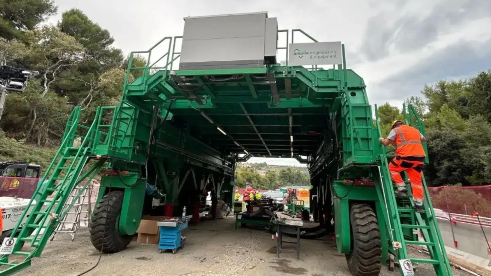 Cet engin de 83 tonnes est une trouvaille des Italiens pour pallier le plus grand problème d'un chantier dans un tunnel : poursuivre les travaux sans le fermer Cet engin de 83 tonnes est une trouvaille des Italiens pour pallier le plus grand problème d'un chantier dans un tunnel : poursuivre les travaux sans le fermer