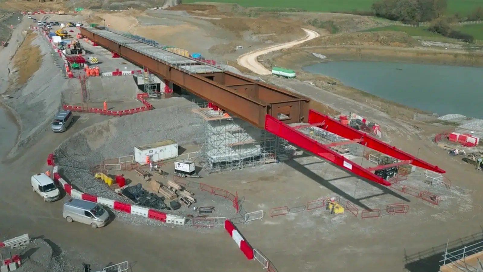La France vient d'exporter au Royaume-Uni sa technique pour construire ce colosse de 2 700 tonnes au-dessus d'une plaine inondable : le viaduc de Westbury La France vient d'exporter au Royaume-Uni sa technique pour construire ce colosse de 2 700 tonnes au-dessus d'une plaine inondable : le viaduc de Westbury
